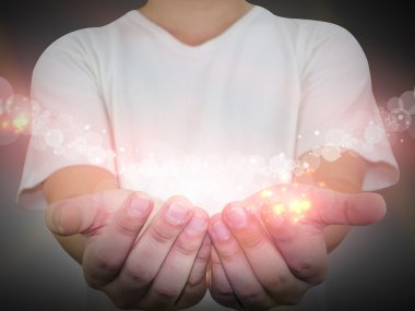 Parlayan ışıklar tutan el 