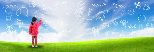 Little girl create idea drawing on blue sky — Stock Photo, Image