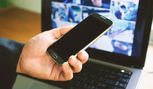 Zakenman die telefoon gebruikt. — Stockfoto