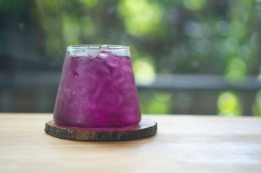 Kelebek bezelyesi suyu ve ahşap masada buzlu cam. Yaz taze içecek konsepti