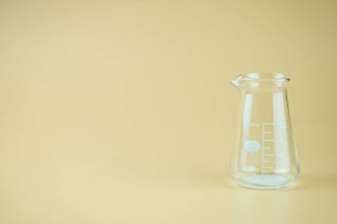 Sarı zemin üzerinde şeffaf cam kavanozdaki sütün yan görüntüsü