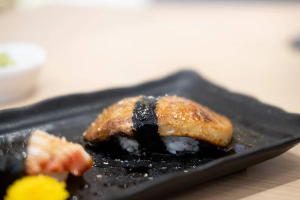 Foie Gras Sushi Farfurie Neagră Restaurantul Japonez Focalizare Selectivă — Fotografie, imagine de stoc