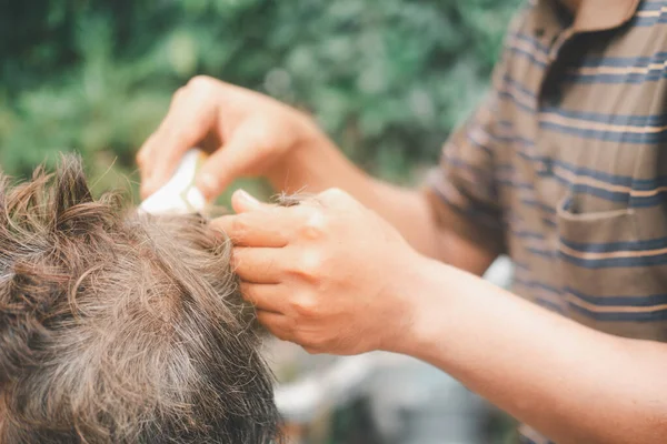 Elegante Man Van Middelbare Leeftijd Die Thuis Geknipt Wordt Tijdens — Stockfoto