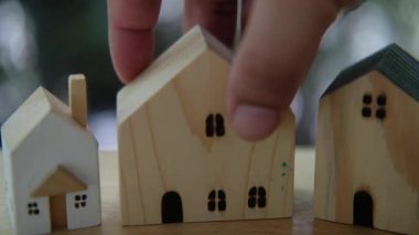 Erkek eliyle hayatımdaki en iyi ev için odunları seçiyor. Ev seçimi kavramı