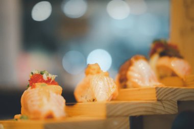 Japon restoranında çeşitli soslu taze Japon somon suşisi. Seçici odak