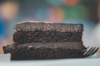 Kafede dilimlenmiş çikolatalı pasta. Seçici odak
