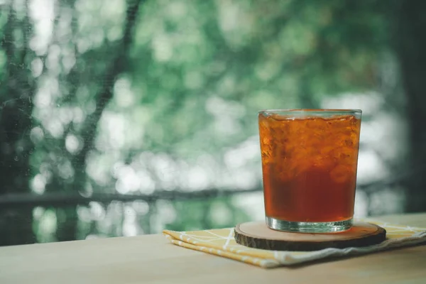 Hausgemachter Eistee Kleinem Glas Auf Holztisch Kalter Eistee Sommer — Stockfoto