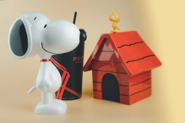 Samut Prakan, Tayland - 23 Ekim 2020: Major Cineplex Group Plc 'ten bir dizi patlamış mısır kovası ve Snoopy ve Woodstock oyuncağı.