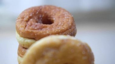 Şişmanlatıcı şeker kaplı çörekler yeni pişmiş. Görüntüyü büyüt