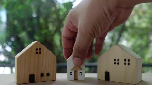 大きな家に小さな家の手の変化 住宅販売と不動産投資家の概念 — ストック動画