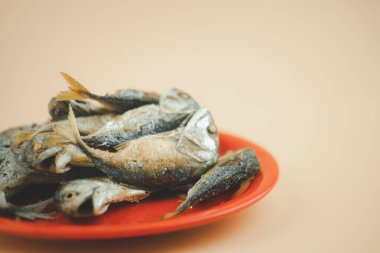 Kızarmış uskumru veya Pla iki balık. Kızarmış uskumru yerel geleneksel Tayland yemeğidir. Kızarmış Pla 2 lezzetli ve protein ve omega 3 besin bakımından zengin..