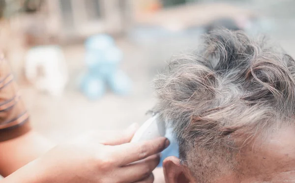 Elegante Man Van Middelbare Leeftijd Die Thuis Geknipt Wordt Tijdens — Stockfoto