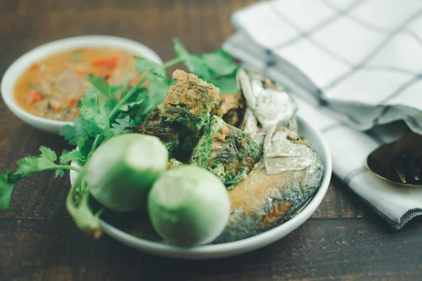 Smažená Makrela Vejce Čajové Omítky Podávané Různými Druhy Zeleniny Thajské — Stock fotografie