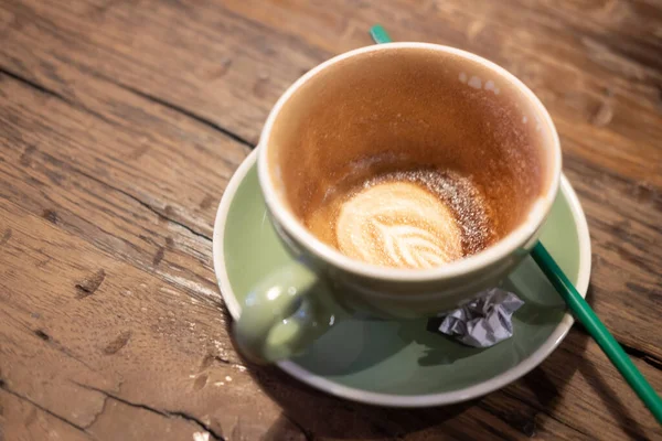 Primer Plano Café Taza Vacía Después Beber Mesa Madera —  Fotos de Stock