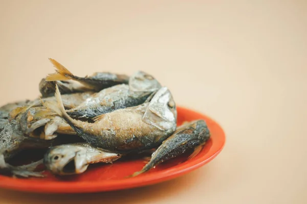 Τηγανητό Σκουμπρί Πλα Δύο Ψάρια Τηγανητό Σκουμπρί Είναι Τοπικό Παραδοσιακό — Φωτογραφία Αρχείου