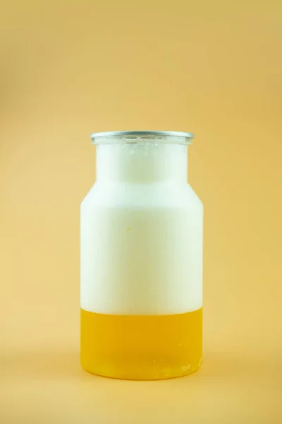 Ein Glas Voll Frisches Bier Mit Schaum Auf Gelbem Hintergrund — Stockfoto