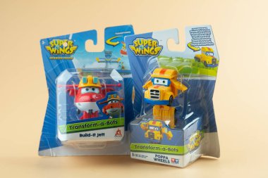 Samut Prakan, Tayland - 21 Ekim 2020: Sarı arka planda iki kutu Süper Kanat oyuncağı. Kapat.