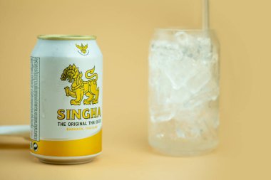 Bangkok, Tayland - 26 Ekim 2020 Singha bira kutusunu kapatın. Sarı arka planda buzlu buzlu Tayland birası. Seçici odak.
