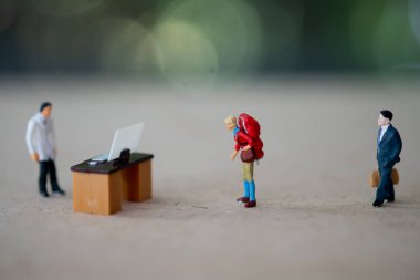 Minyatür insanlar havaalanında Coronavirus (COVID-19) testi için sağlık taraması için kuyruğa girdiler. Sağlık havaalanı taraması kavramı. Bir uçağın yolcularını taramak.