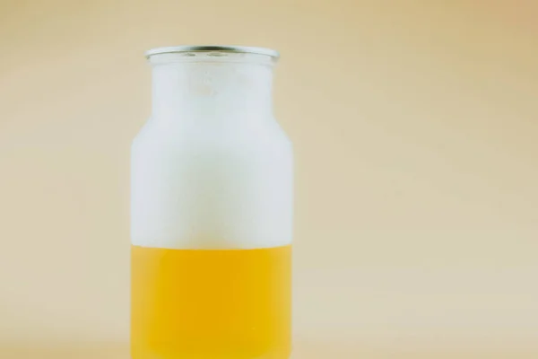 Cerveza Fría Con Espuma Bebida Refrescante Después Del Trabajo Concepto — Foto de Stock