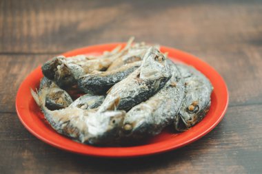 Kırmızı tabakta bir sürü uskumru balığı kızarttım. Tayland 'da popüler balık menüsü.