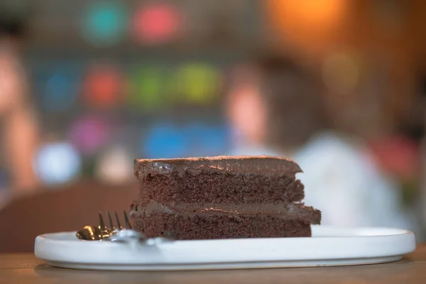 Gâteau Chocolat Tranché Sur Une Assiette Dans Café Concentration Sélective — Photo