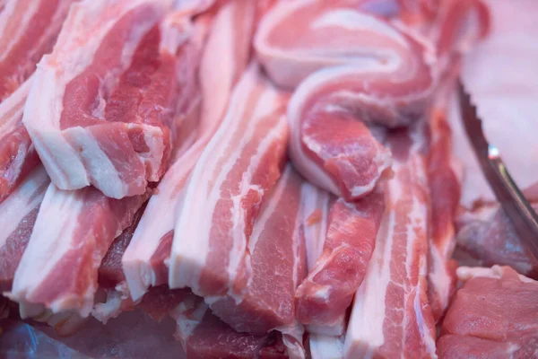 Stücke Rohes Schweinefleisch Gestreiftes Schweinefleisch Supermarkt Nahaufnahme Und Selektive Fokussierung — Stockfoto