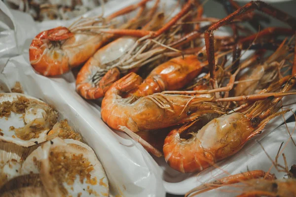 Gegrillte Garnelen Und Gegrillte Jakobsmuschel Schaumstoffverpackung Thailändische Küche Meeresfrüchte — Stockfoto