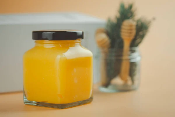 Ein Glas Mit Deckel Aus Hausgemachtem Zitronenquark Auf Gelbem Hintergrund — Stockfoto