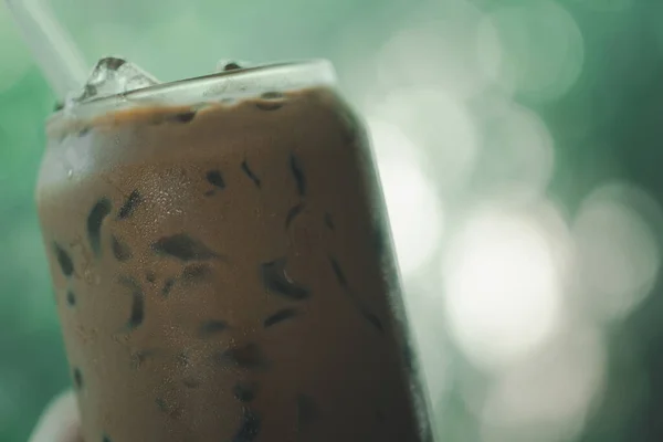 Café Mocha Gelado Vidro Com Fundo Desfocado Natureza — Fotografia de Stock