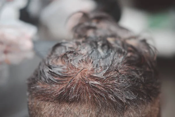 Oude Man Verft Zijn Haar Thuis Kleurstoffen Van Mannenhaar — Stockfoto