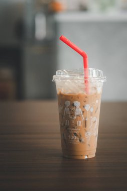 Samut Prakan, Tayland - 2 Kasım 2020: Buzlu Mocha kahvesi Inthanin kahve dükkanından alındı. Inthanin, Bangchak petrol istasyonunda bir içecek dükkanıdır. Inthanin kahve dükkanlarında doğal olarak çürüyebilen bir içecek kutusu..