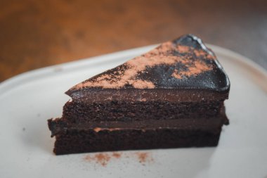 Masanın üzerindeki lezzetli çikolatalı keki kapat.