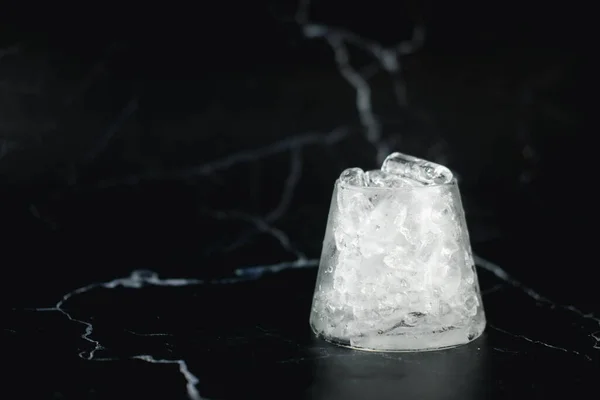 黒の背景にガラス中の多くのチューブ氷 — ストック写真