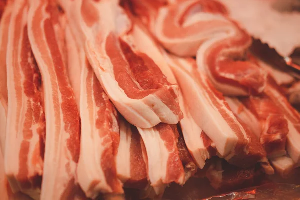 Stücke Rohes Schweinefleisch Gestreiftes Schweinefleisch Supermarkt Nahaufnahme Und Selektive Fokussierung — Stockfoto