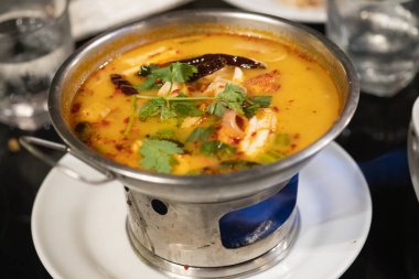 Tom Yum kung, haşlanmış otla birlikte. Tayland geleneksel yemekleri.