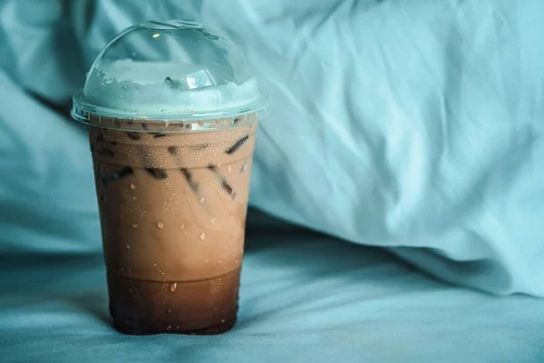 Xícara Café Gelado Nos Lençóis Brancos Cama Conceito Beber Café — Fotografia de Stock