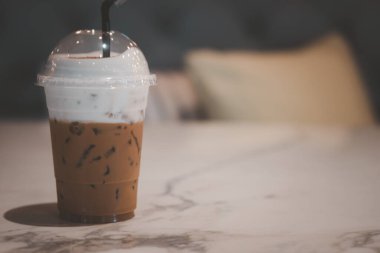 Kafedeki masada kapuçino fincanının serinliği.