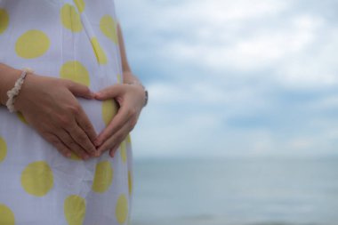 Anne ellerinin göbeğini deniz zeminine değdirerek kalp şeklinde kesmesi. Annelik kavramı