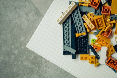 Beyaz kağıt arka planda renkli plastik bloklar. Plastik çocuk oyuncağı.