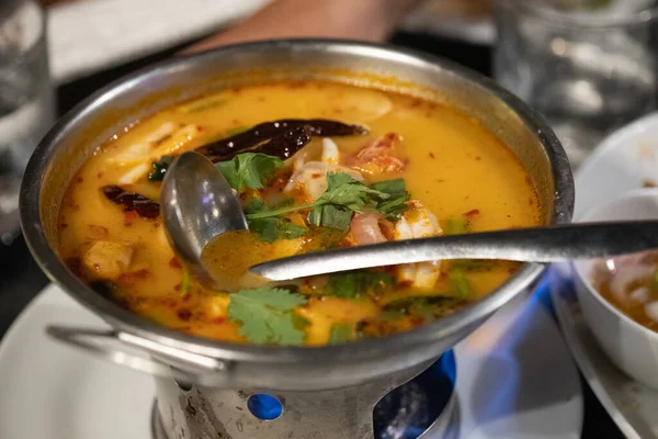 Tom Yum kung, haşlanmış otla birlikte. Tayland geleneksel yemekleri.