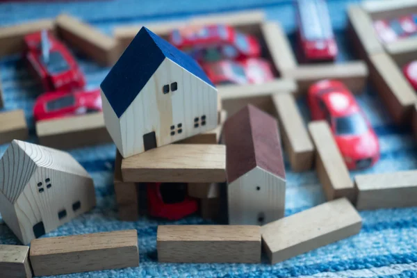 Boy Jogar Carro Construção Casa Madeira Conceito Imaginação Infância — Fotografia de Stock