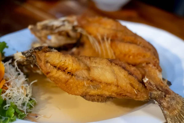 Close Peixe Frito Robalo Com Molho Peixe Prato Branco Comendo — Fotografia de Stock