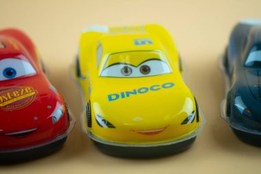 Bangkok, Tayland - 8 Kasım 2020: Disney Pixar uzun metrajlı film Arabaları 'nın baş kahramanın plastik oyuncak arabası. Matt A.Ş. 'den bir diyet araba kazası..