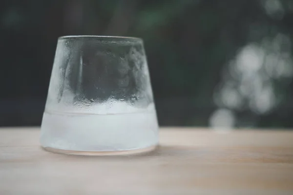 Glas Mit Eisgefrierpunkt Auf Holztisch Mit Naturhintergrund — Stockfoto