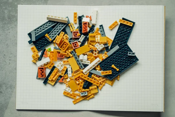 Färgglada Plastblock Över Vitt Papper Bakgrund Leksak Plast — Stockfoto