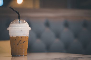 Kafedeki masada kapuçino fincanının serinliği.