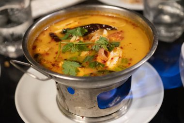 Tom Yum kung, haşlanmış otla birlikte. Tayland geleneksel yemekleri.