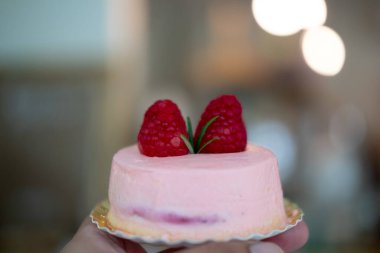 Üstünde ahududu olan kremalı krema tatlısı. Seçici odak