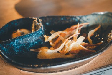 Ahşap masada kızarmış balık yüzgeci. Japon yemeği